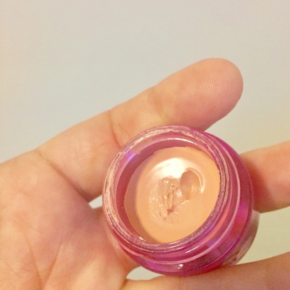 ✨✨SOLD✨✨ Unboxed Benefit Erase Paste, Medium - Picture 3 of 4